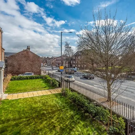 Perfect Location To Explore York, Sleeps Up To 6! Apartment York