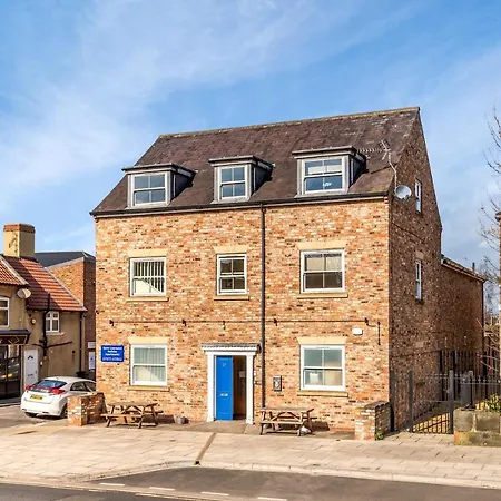 Perfect Location To Explore York, Sleeps Up To 6! Apartment