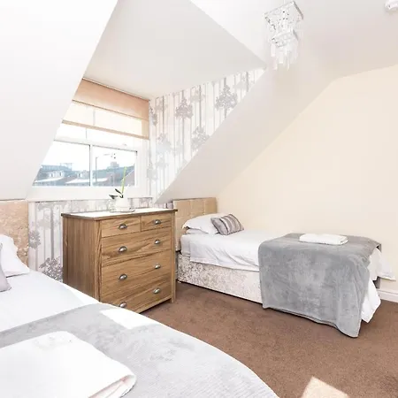 Perfect Location To Explore York, Sleeps Up To 6! Apartment