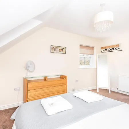 Perfect Location To Explore York, Sleeps Up To 6!